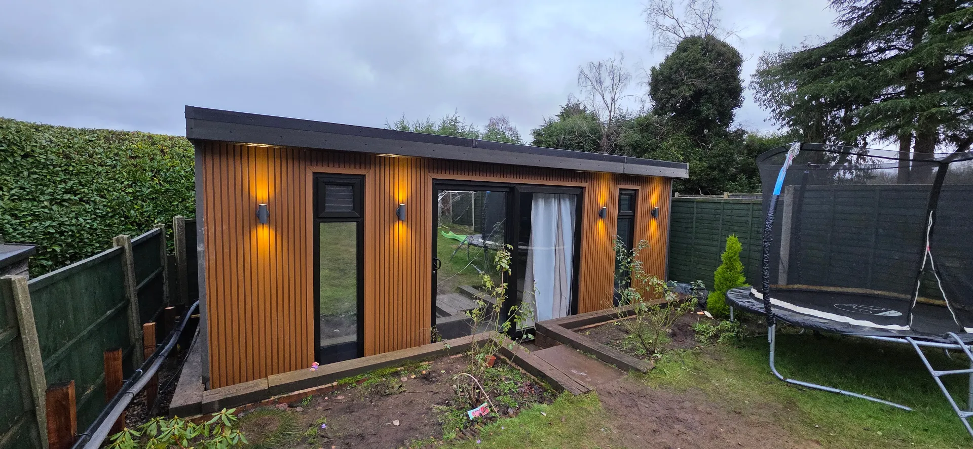 Contemporary garden building