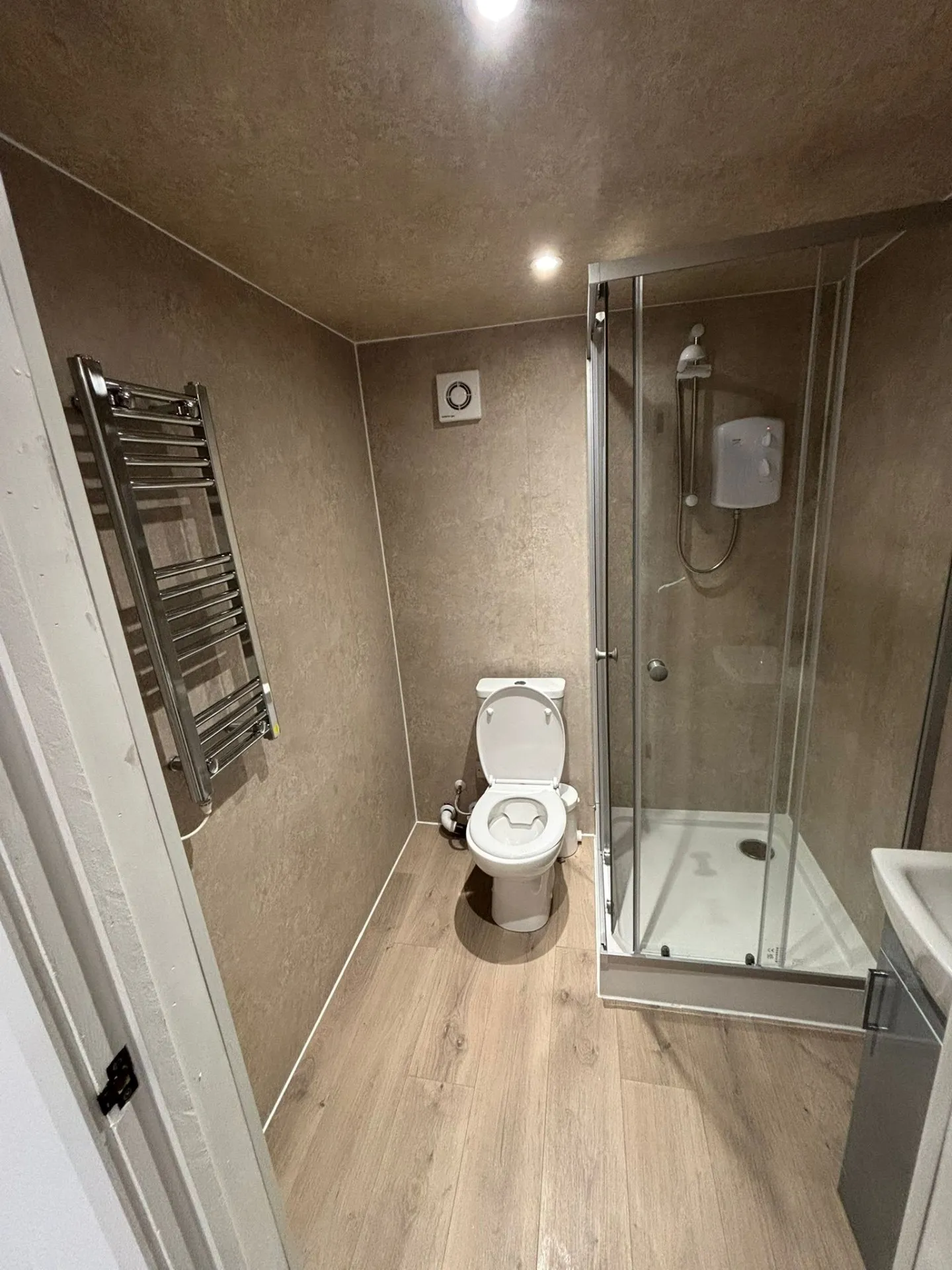 L-Shaped Two-Bedroom Annexe – Leicester thumbnail 11